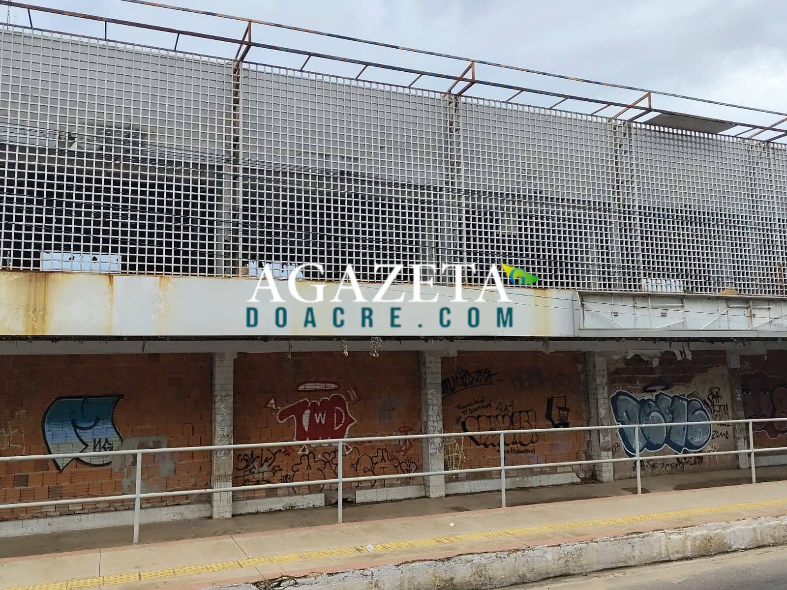 Incêndio em prédio abandonado em frente à Praça da Revolução mobiliza bombeiros 2 Incêndio em prédio abandonado em frente à Praça da Revolução mobiliza bombeiros
