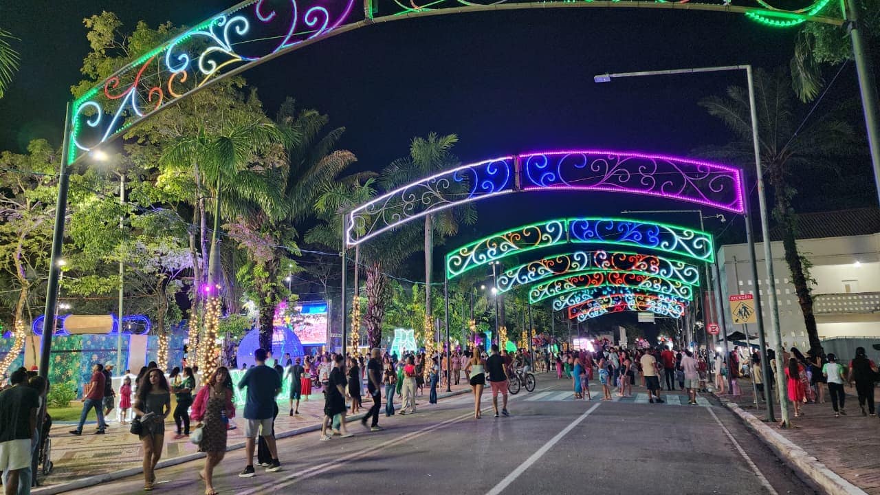 Inauguração da decoração natalina leva multidão à Praça da Revolução; veja fotos 3 Inauguração da decoração natalina leva multidão à Praça da Revolução; veja fotos