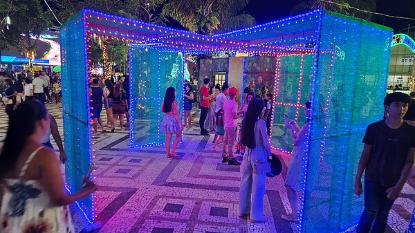 Inauguração da decoração natalina leva multidão à Praça da Revolução; veja fotos