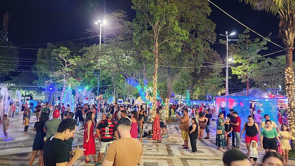 Inauguração da decoração natalina leva multidão à Praça da Revolução; veja fotos
