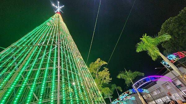 Inauguração da decoração natalina leva multidão à Praça da Revolução; veja fotos