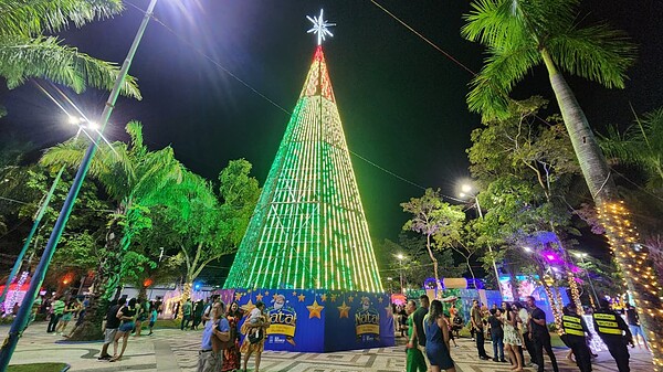 Inauguração da decoração natalina leva multidão à Praça da Revolução; veja fotos