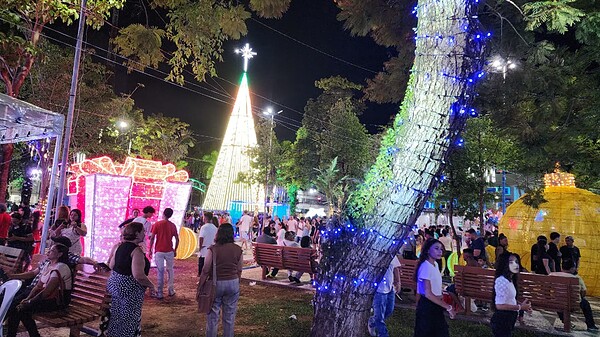 Inauguração da decoração natalina leva multidão à Praça da Revolução; veja fotos