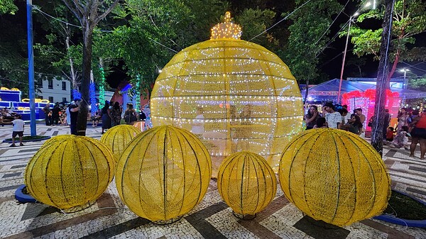 Inauguração da decoração natalina leva multidão à Praça da Revolução; veja fotos