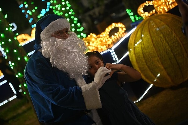 Inauguração da decoração natalina leva multidão à Praça da Revolução; veja fotos