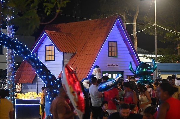 Inauguração da decoração natalina leva multidão à Praça da Revolução; veja fotos
