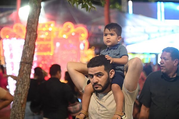 Inauguração da decoração natalina leva multidão à Praça da Revolução; veja fotos