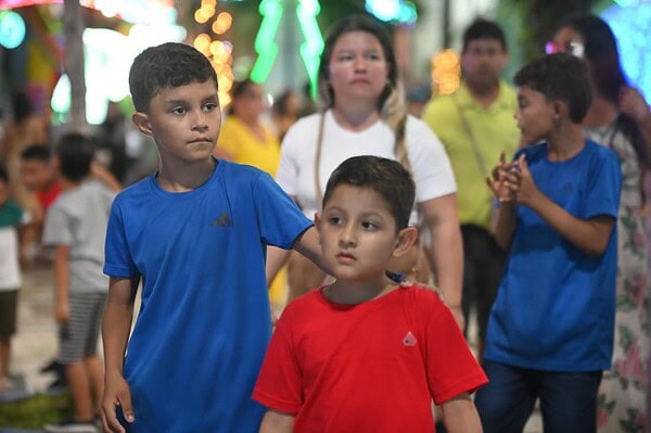 Inauguração da decoração natalina leva multidão à Praça da Revolução; veja fotos