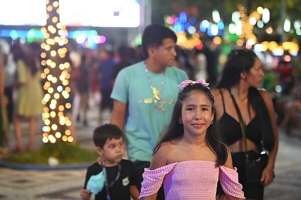 Inauguração da decoração natalina leva multidão à Praça da Revolução; veja fotos