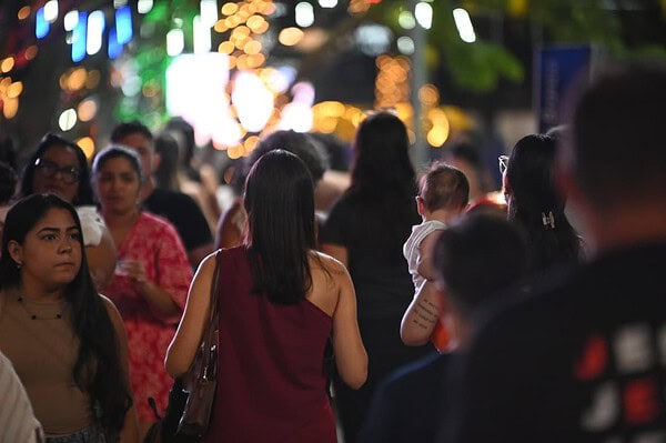 Inauguração da decoração natalina leva multidão à Praça da Revolução; veja fotos