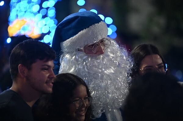 Inauguração da decoração natalina leva multidão à Praça da Revolução; veja fotos