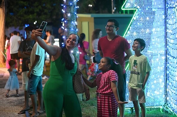 Inauguração da decoração natalina leva multidão à Praça da Revolução; veja fotos