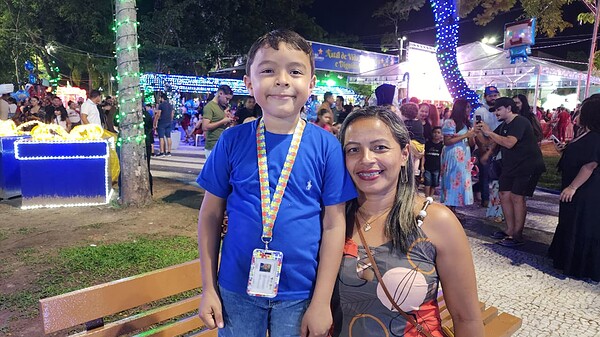 Inauguração da decoração natalina leva multidão à Praça da Revolução; veja fotos