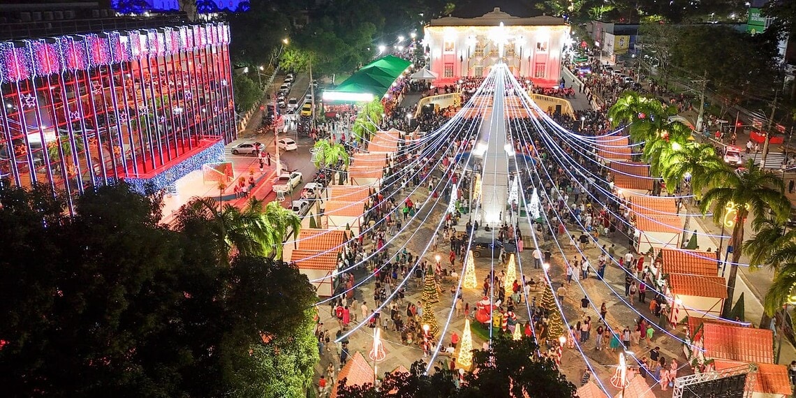 Centro de Rio Branco recebe programação natalina com corais, música e apresentações para toda a família neste sábado 1 Decoração natalina segue durante o mês de dezembro. Foto: Alefson Oliveira/Secom