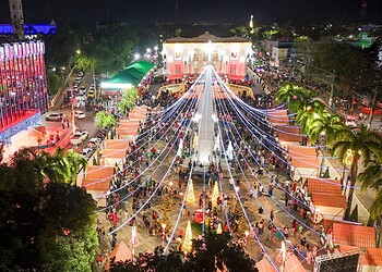 Centro de Rio Branco recebe programação natalina com corais, música e apresentações para toda a família neste sábado 4 Decoração natalina segue durante o mês de dezembro. Foto: Alefson Oliveira/Secom