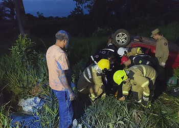 Carro perde roda e capota na BR-364 em Rio Branco; três pessoas ficam feridas e são socorridas pelo Samu e Bombeiros 2 Carro perde roda e capota na BR-364 em Rio Branco; três pessoas ficam feridas e são socorridas pelo Samu e Bombeiros