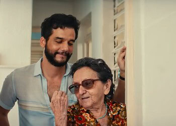 "O Agente Secreto" recebe 3 indicações no Globo de Ouro; confira a lista 2 Wagner Moura e Tânia Maria em "O Agente Secreto" • Reprodução