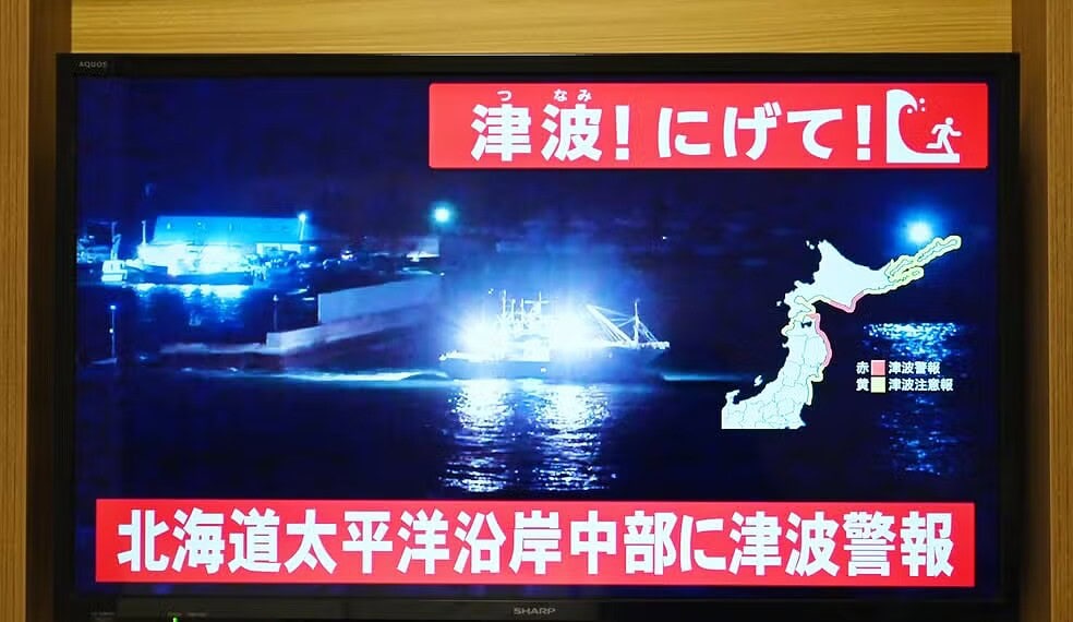 Anúncio de terremoto em TV no Japão — Foto: Greg Baker/AFP