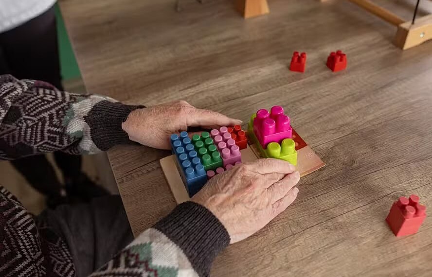 Exercitar a criatividade pode atrasar o envelhecimento cerebral, diz estudo 1 Estudo analisou o impacto do exercício da criatividade ao bom funcionamento cerebral durante a velhice — Foto: Getty Images