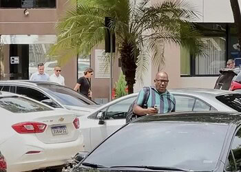 Michelle visita Bolsonaro um dia após anunciar afastamento do PL Mulher 2 Michelle deixa a sede da Superintendência da PF, em Brasília, após visita a Bolsonaro - (crédito: Cássia André/CB/DA.Press)