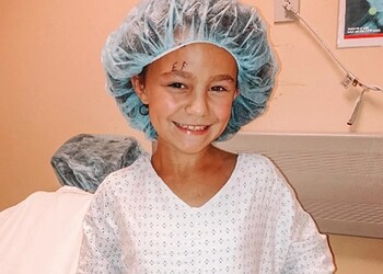 Com caroço aparentemente inofensivo, menina é diagnosticada com câncer 3 Reprodução / Redes Sociais