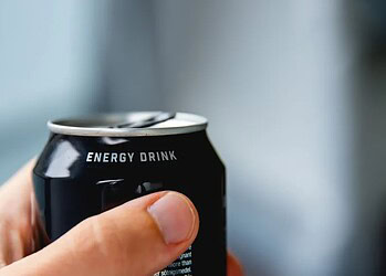 Homem saudável sofre AVC após consumir 8 energéticos por dia; veja riscos 1 Bebidas energéticas contêm alta quantidade de cafeína e, em excesso, podem levar à agitação e à dificuldade para dormir • bauwimauwi/GettyImages