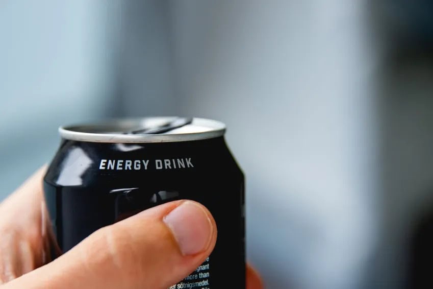 Homem saudável sofre AVC após consumir 8 energéticos por dia; veja riscos 1 Bebidas energéticas contêm alta quantidade de cafeína e, em excesso, podem levar à agitação e à dificuldade para dormir • bauwimauwi/GettyImages