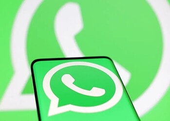 WhatsApp deve alterar visual das mensagens; veja 7 Ilustração com logo do WhatsApp • 22/8/2022 REUTERS/Dado Ruvic