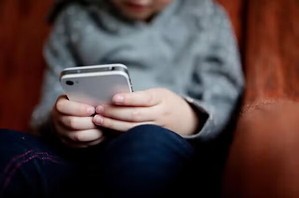 Brasil também terá regras sobre uso de redes sociais por crianças e adolescentes; veja o que muda e quando