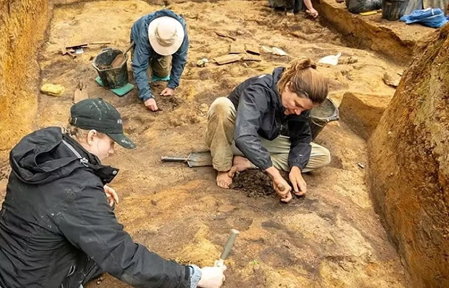 Escavações no sítio arqueológico de Barnham, na Inglaterra. Pesquisadores encontraram restos de fogueira antiga no local — Foto: Rob Davis et al.