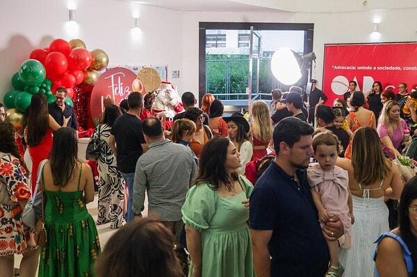 A New Solar School realizou sua Cantata de Natal 2025 com um tema que encantou crianças e adultos: o filme Shrek.