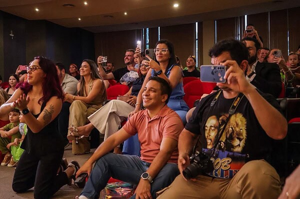 A New Solar School realizou sua Cantata de Natal 2025 com um tema que encantou crianças e adultos: o filme Shrek.