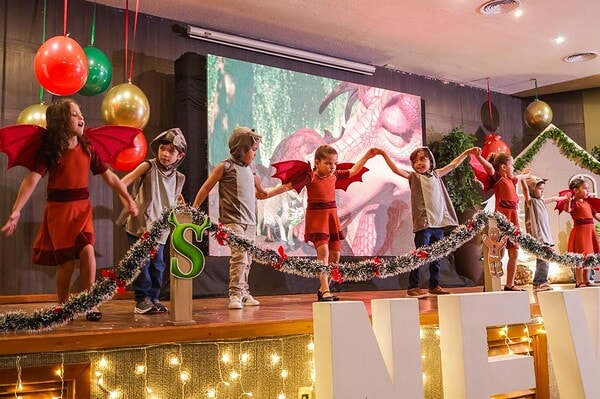 A New Solar School realizou sua Cantata de Natal 2025 com um tema que encantou crianças e adultos: o filme Shrek.