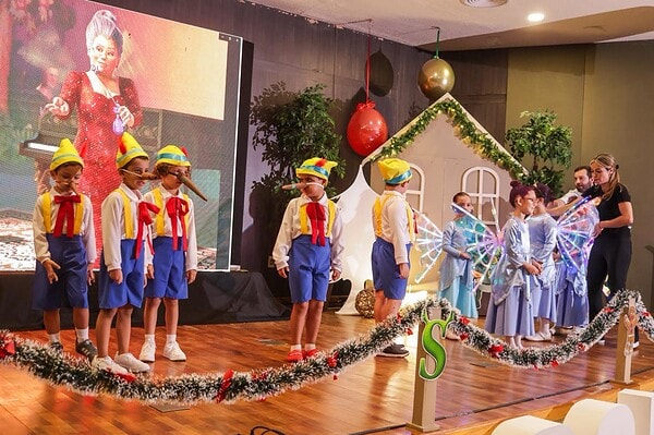 A New Solar School realizou sua Cantata de Natal 2025 com um tema que encantou crianças e adultos: o filme Shrek.