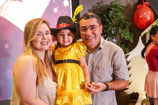 A New Solar School realizou sua Cantata de Natal 2025 com um tema que encantou crianças e adultos: o filme Shrek.