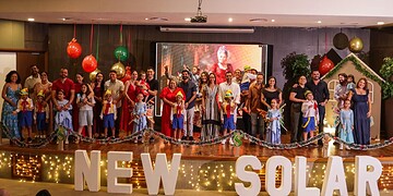 A New Solar School realizou sua Cantata de Natal 2025 com um tema que encantou crianças e adultos: o filme Shrek.