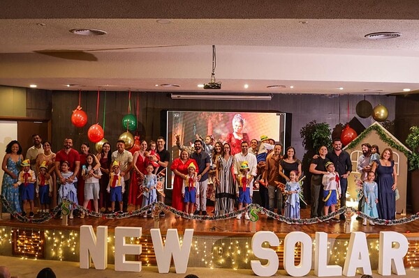 A New Solar School realizou sua Cantata de Natal 2025 com um tema que encantou crianças e adultos: o filme Shrek.