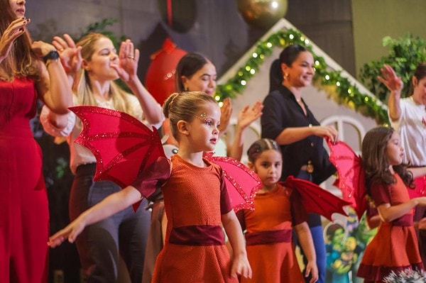 A New Solar School realizou sua Cantata de Natal 2025 com um tema que encantou crianças e adultos: o filme Shrek.