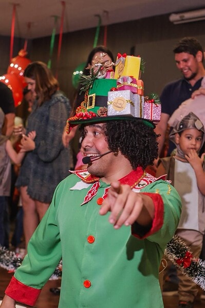 A New Solar School realizou sua Cantata de Natal 2025 com um tema que encantou crianças e adultos: o filme Shrek.