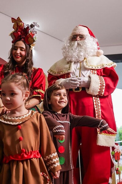 A New Solar School realizou sua Cantata de Natal 2025 com um tema que encantou crianças e adultos: o filme Shrek.