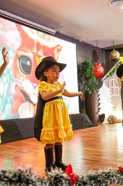 A New Solar School realizou sua Cantata de Natal 2025 com um tema que encantou crianças e adultos: o filme Shrek.