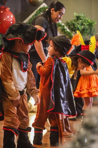 A New Solar School realizou sua Cantata de Natal 2025 com um tema que encantou crianças e adultos: o filme Shrek.