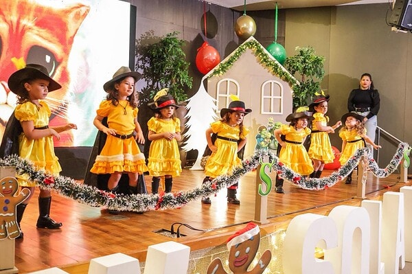 A New Solar School realizou sua Cantata de Natal 2025 com um tema que encantou crianças e adultos: o filme Shrek.