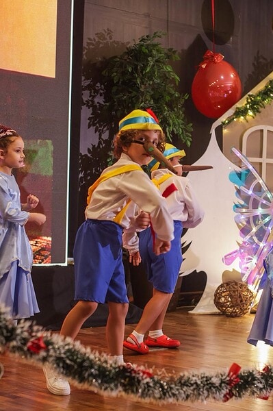 A New Solar School realizou sua Cantata de Natal 2025 com um tema que encantou crianças e adultos: o filme Shrek.