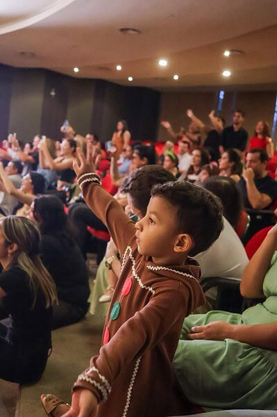 A New Solar School realizou sua Cantata de Natal 2025 com um tema que encantou crianças e adultos: o filme Shrek.