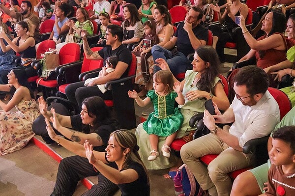 A New Solar School realizou sua Cantata de Natal 2025 com um tema que encantou crianças e adultos: o filme Shrek.