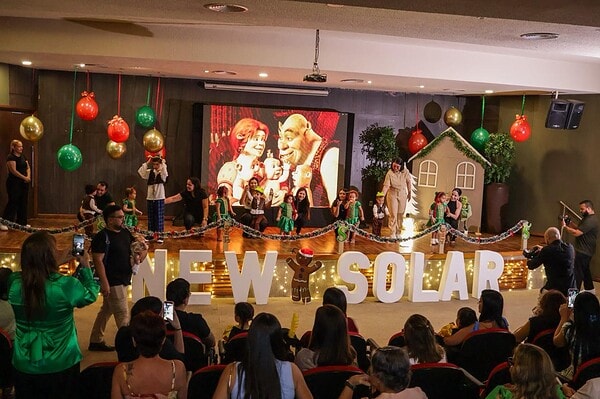 A New Solar School realizou sua Cantata de Natal 2025 com um tema que encantou crianças e adultos: o filme Shrek.