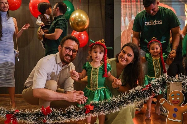 A New Solar School realizou sua Cantata de Natal 2025 com um tema que encantou crianças e adultos: o filme Shrek.