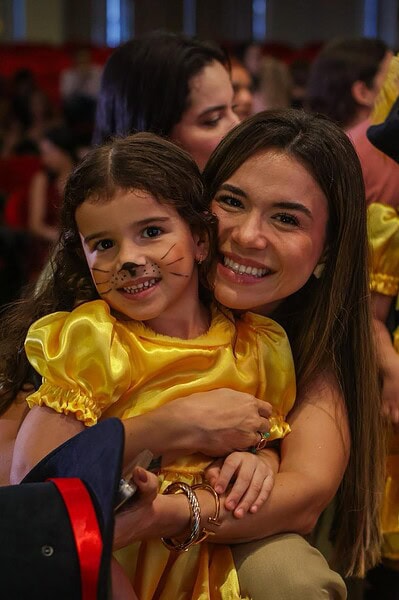 A New Solar School realizou sua Cantata de Natal 2025 com um tema que encantou crianças e adultos: o filme Shrek.