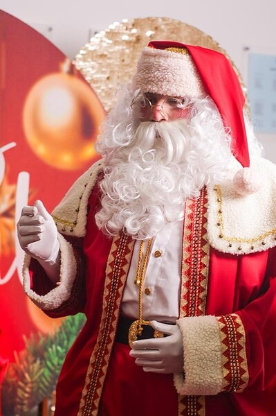 A New Solar School realizou sua Cantata de Natal 2025 com um tema que encantou crianças e adultos: o filme Shrek.